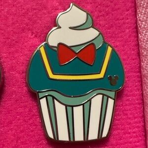 🌸3 for $37🌸 Donald Duck Cupcake Mystery Pin
